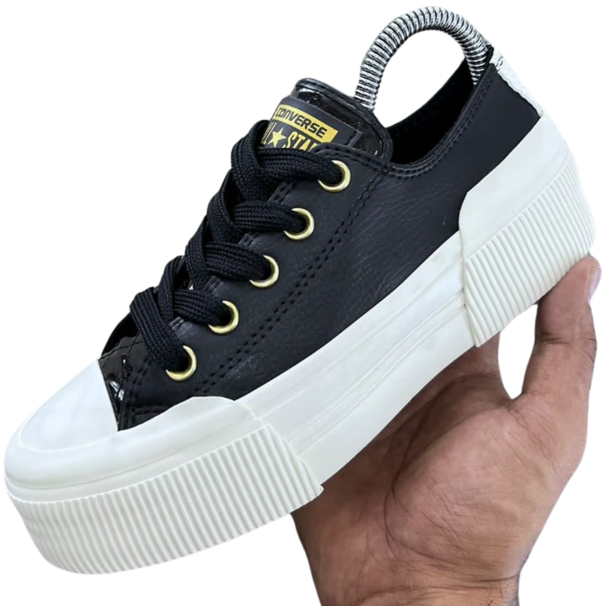 CONVERSE MUJER ALL STAR BAJAS: ¡El calzado perfecto para cualquier ocasión! ¿Estás buscando el calzado ideal para tu estilo casual y moderno? Las Converse Mujer All Star Bajas son la opción perfecta para ti. En Onlineshoppingcenterg, sabemos lo importante que es encontrar un par de zapatillas que combinen estilo, comodidad y durabilidad. Por eso, aquí te explicamos todo lo que necesitas saber antes de hacer tu compra.  ¿Por qué elegir las Converse Mujer All Star Bajas? Las Converse bajas mujer han sido un ícono en el mundo de la moda desde hace décadas. Su diseño versátil, disponible en una amplia variedad de colores y estilos, hace que se adapten a cualquier look, ya sea casual, urbano o incluso deportivo. Pero ¿qué las hace tan especiales?  Estilo y versatilidad Con las Converse bajas plataforma y las Converse caña baja mujer, tienes la opción de escoger entre diferentes alturas y materiales. Puedes optar por los modelos clásicos como las Converse negras bajas o las Converse bajas blancas si prefieres un estilo más tradicional, o subir tu look con las Converse plataforma blancas bajas para un toque más audaz.  Comodidad todo el día Si buscas algo que puedas usar durante todo el día sin comprometer la comodidad, las Converse plataforma bajas blancas son ideales, ya que te ofrecen un extra de altura sin perder el confort. Su diseño ligero y su suela de goma proporcionan un soporte excelente.